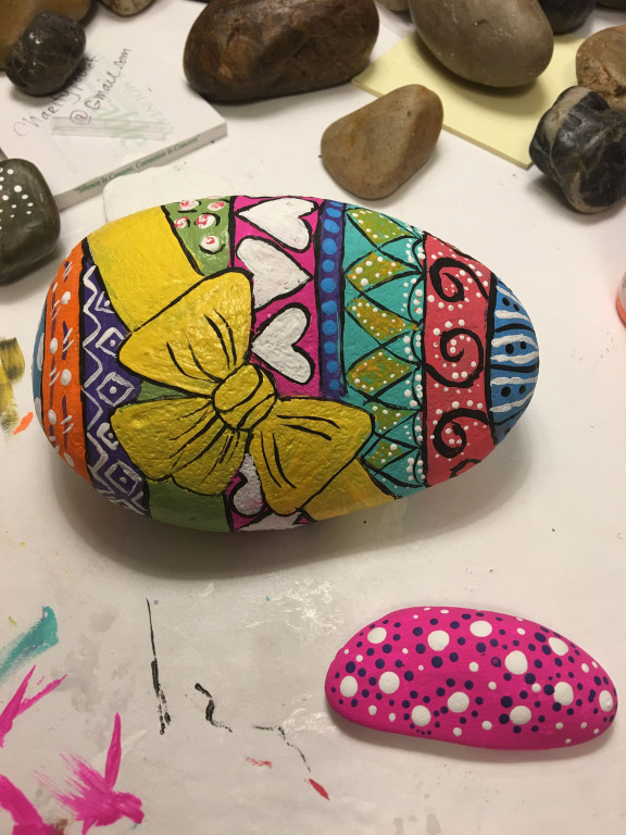 Inspirace pro velikonoční tvoření s dětmi: malování kamenů jako vajíček